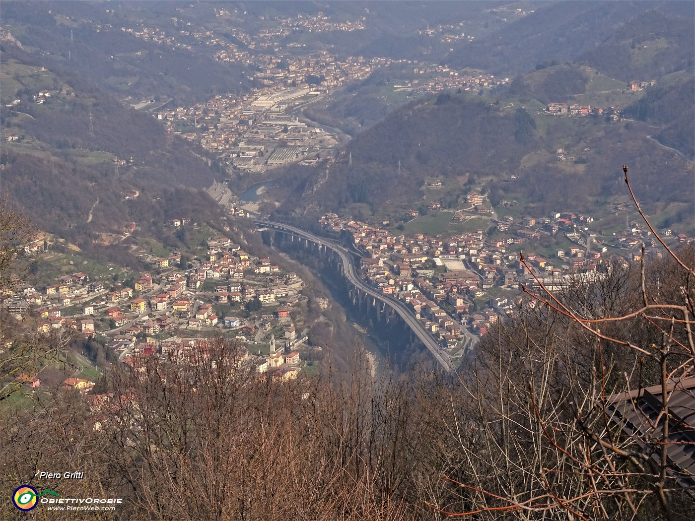 59 Dall'Ubione zoom sulla conca di Zogno.JPG